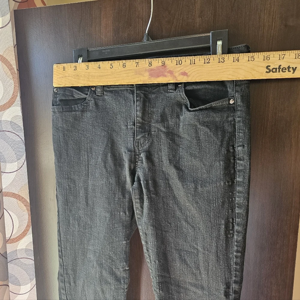 Jennifer Lopez Women's Black Capri Jeans! - Picture 3 of 5